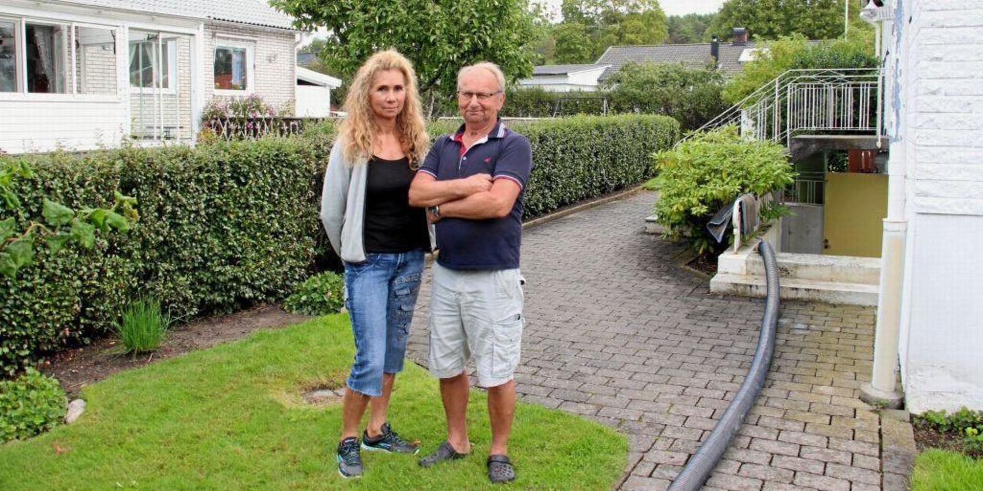 Carina Jansson Erikssons pappas källare drabbades av översvämning. Det gjorde även Lennart Johanssons källare. Han bor i huset snett bakom.