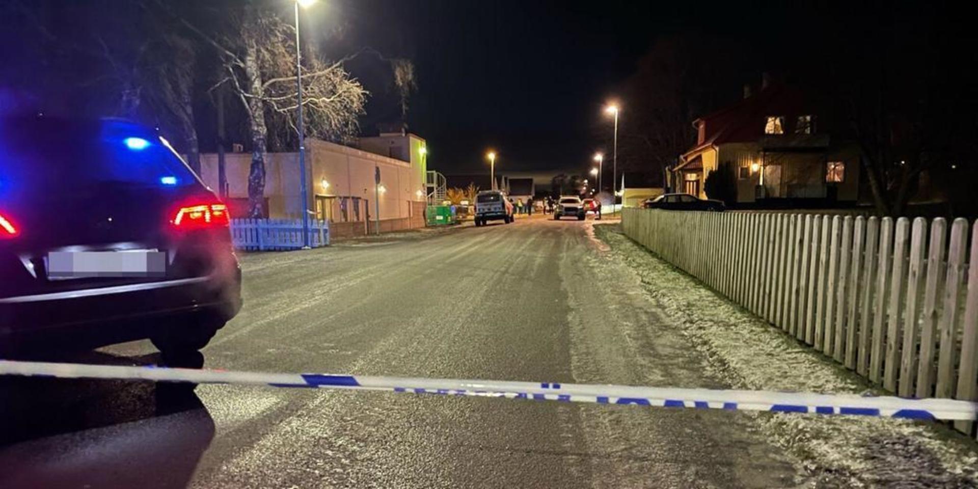 Polisen var snabbt på plats och spärrade av platsen efter mordet i Åsa. Men kvinnan som åtalades för mordet friades av tingsrätten. Åklagaren har nu överklagat till hovrätten.