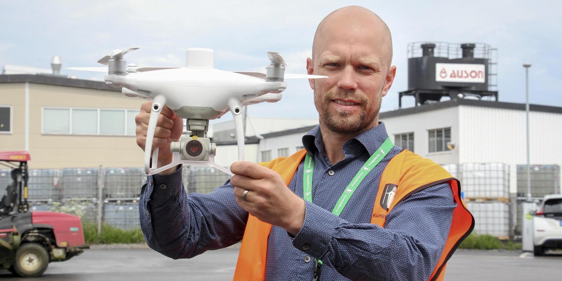 Mattias Kinsch på kommunens mätningsavdelning visar upp nya kommundrönaren, med avancerad GPS-funktion som mäter ”ner på centimeternivå”. 