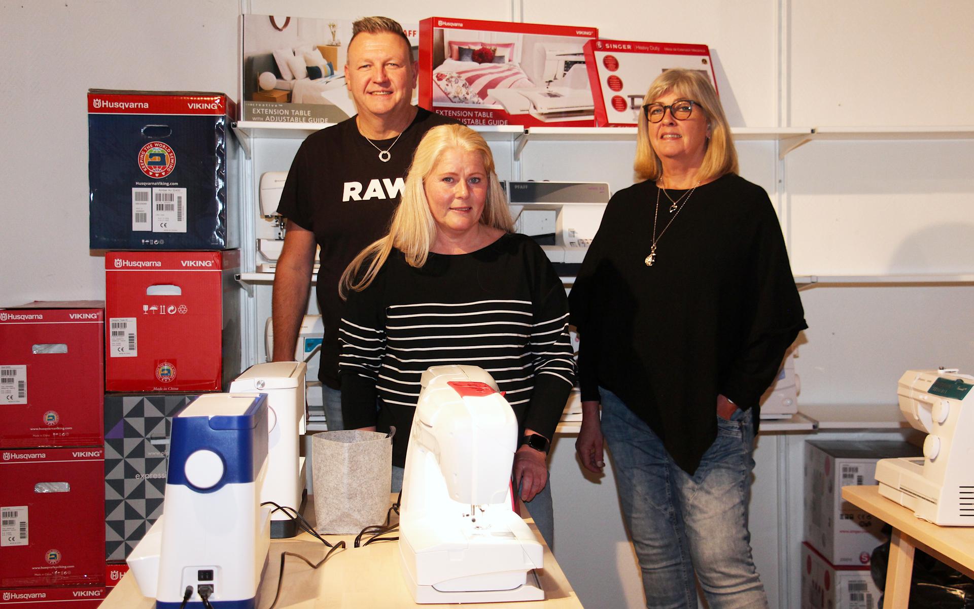 Niclas, Anna-Lena och Ingela Widén på Studio Husqvarna har fått flytta in tillfälligt hos Myrins textil i Kungsbacka.