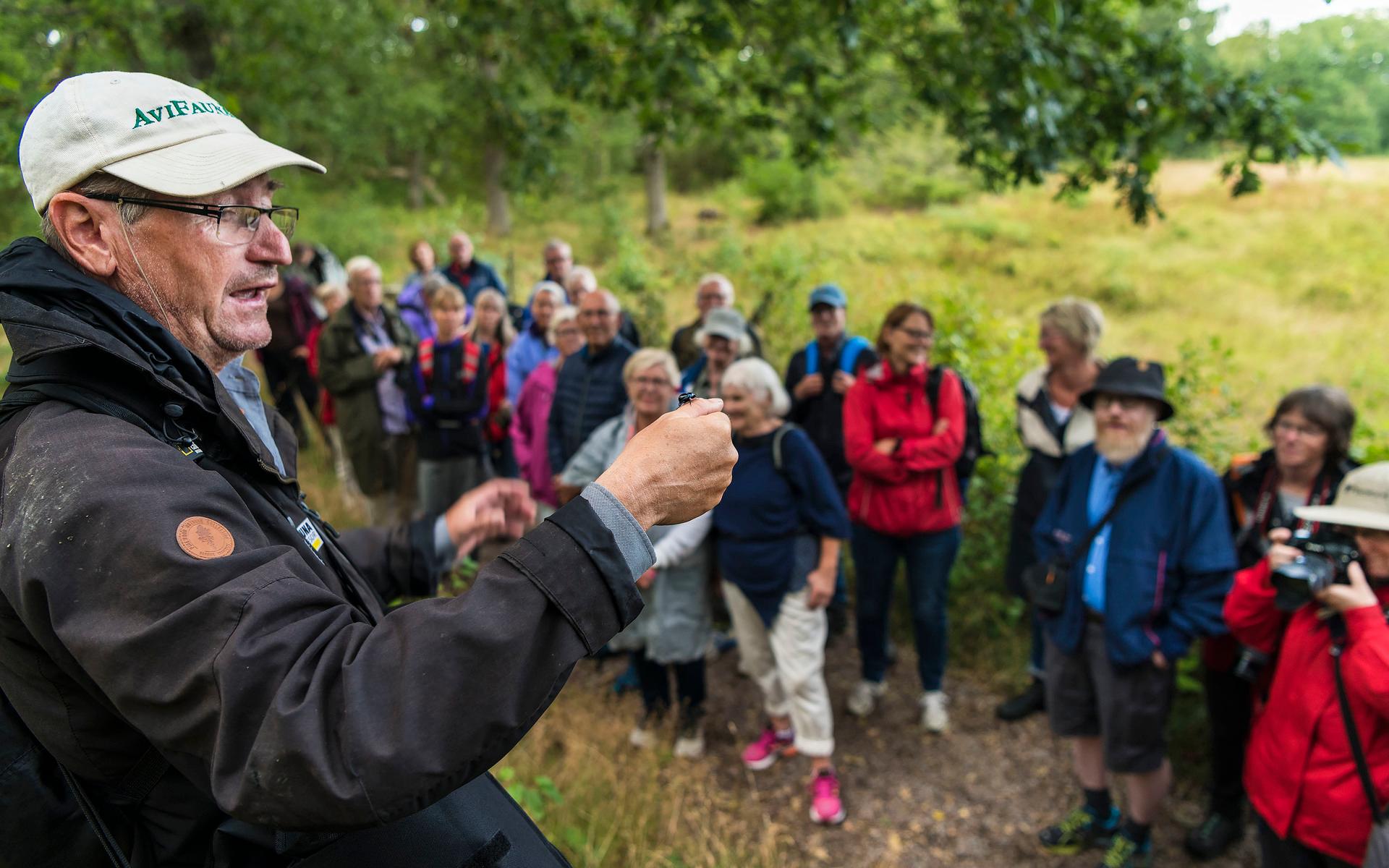 HG Karlsson är guidesamordnare på Länsstyrelsen i Halland. Men han håller även i guidade turer själv. På handen kryper en tordyvel.