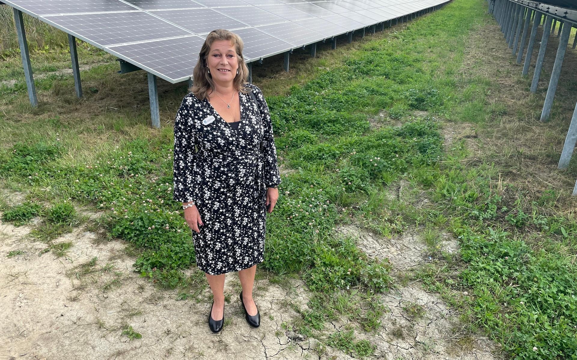 Kommunalrådet Lisa Andersson (M) strålade ikapp med, ja solen, när hon invigde solcellsparken.