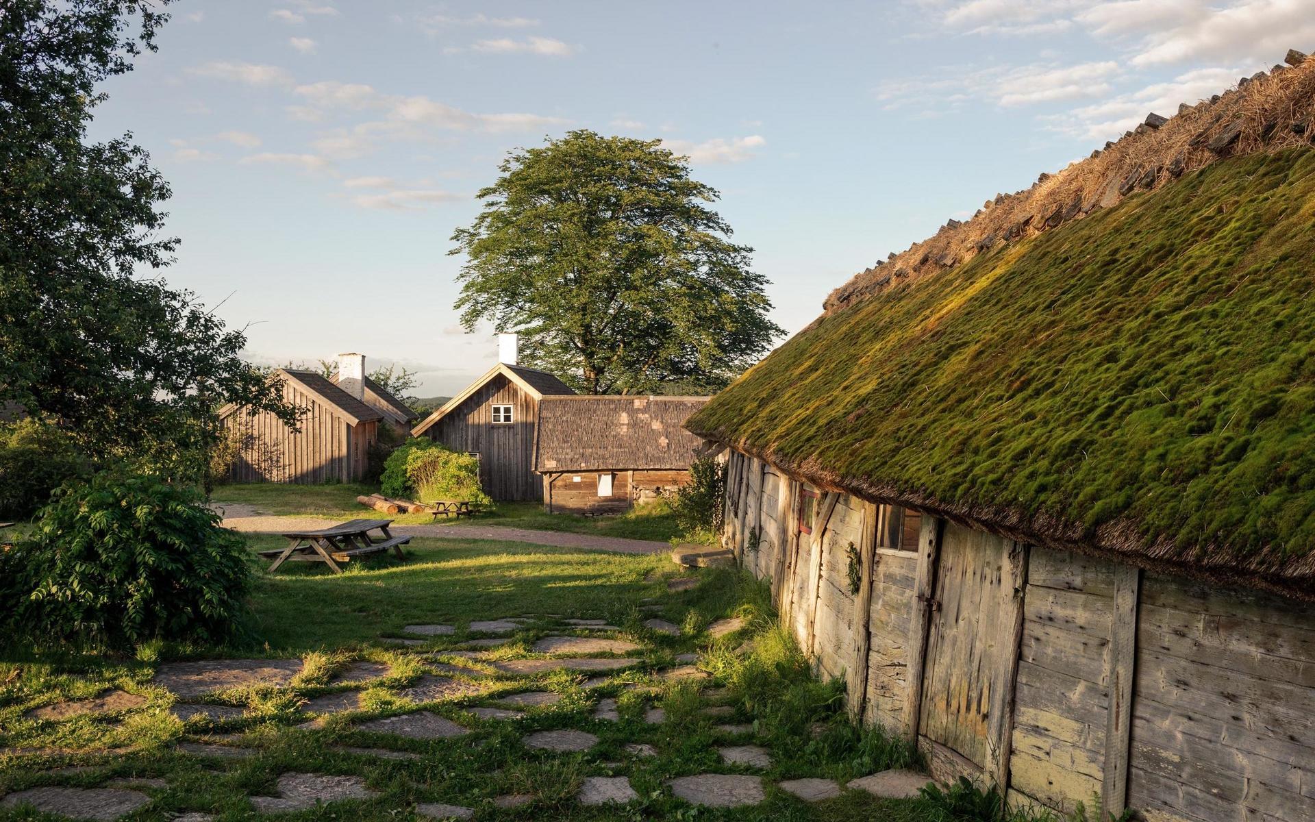 Äskhults by består av de fyra gårdarna Bengts, Derras, Jönsas och Göttas som totalt består av 11 byggnader.