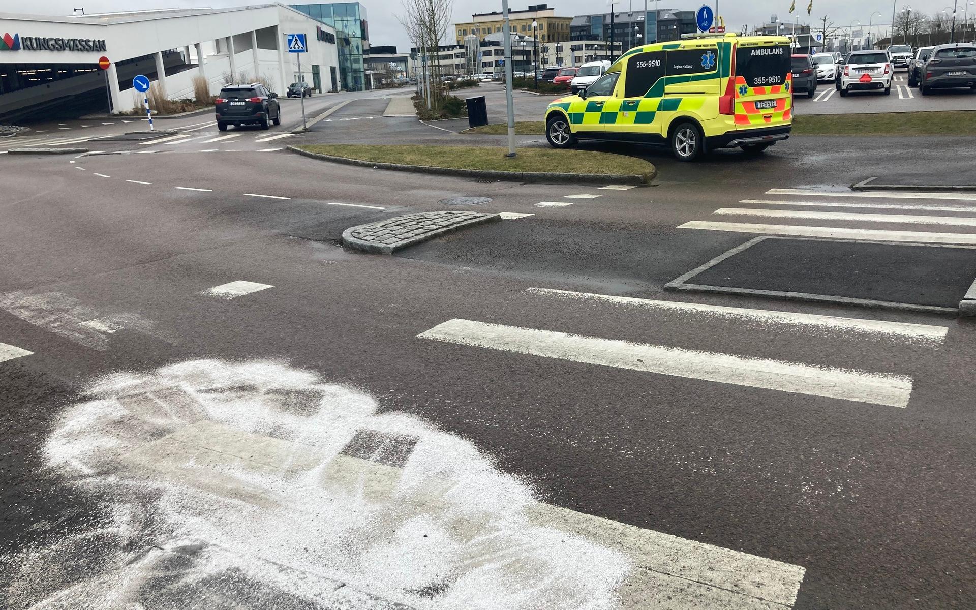 En ambulans och två bilar från räddningstjänsten larmades till Varlavägen på torsdagseftermiddagen.