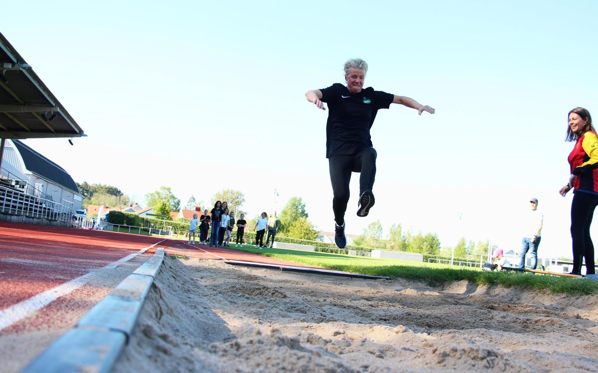 Eva Bjälkander hoppar längdhopp. 