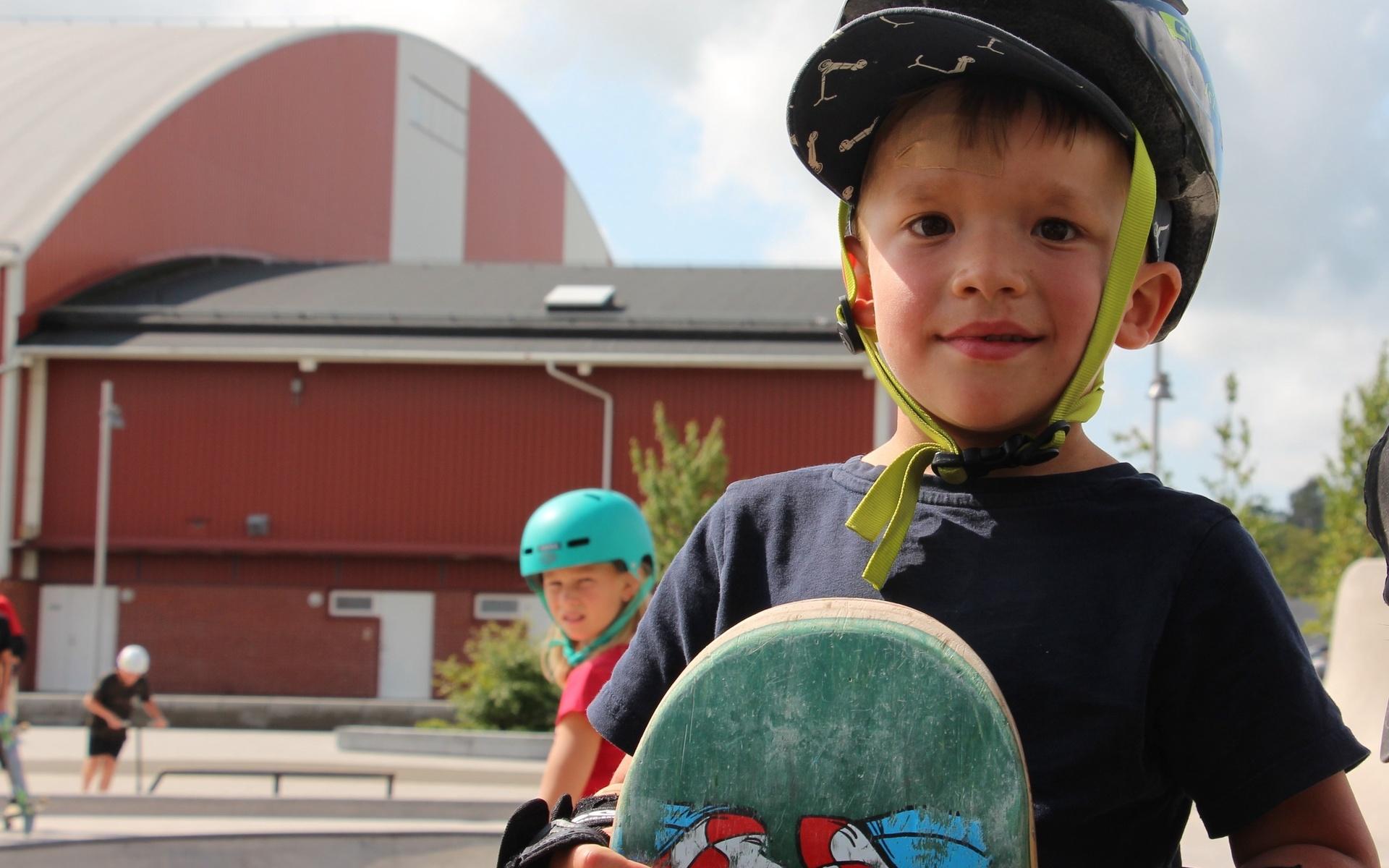 Valter Åblad är 5 år gammal och ska prova på att åka skateboard för första gången. Det är lite läskigt när han kollar på de stora barnen men strax åker även Valter premiäråket i parken. 