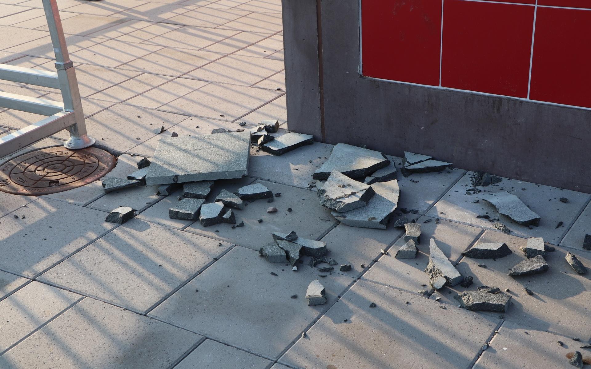 Det var under onsdagen som två betongblock lossnat på Kungsbacka simhalls fasad. 