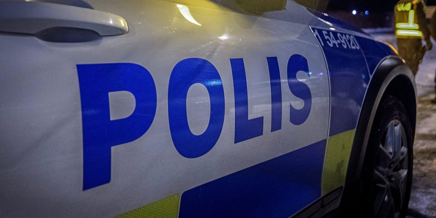 Under en poliskontroll natten till torsdag greps tre män i 20-årsåldern, misstänkta för flera olika narkotikabrott i centrala Kungsbacka. 