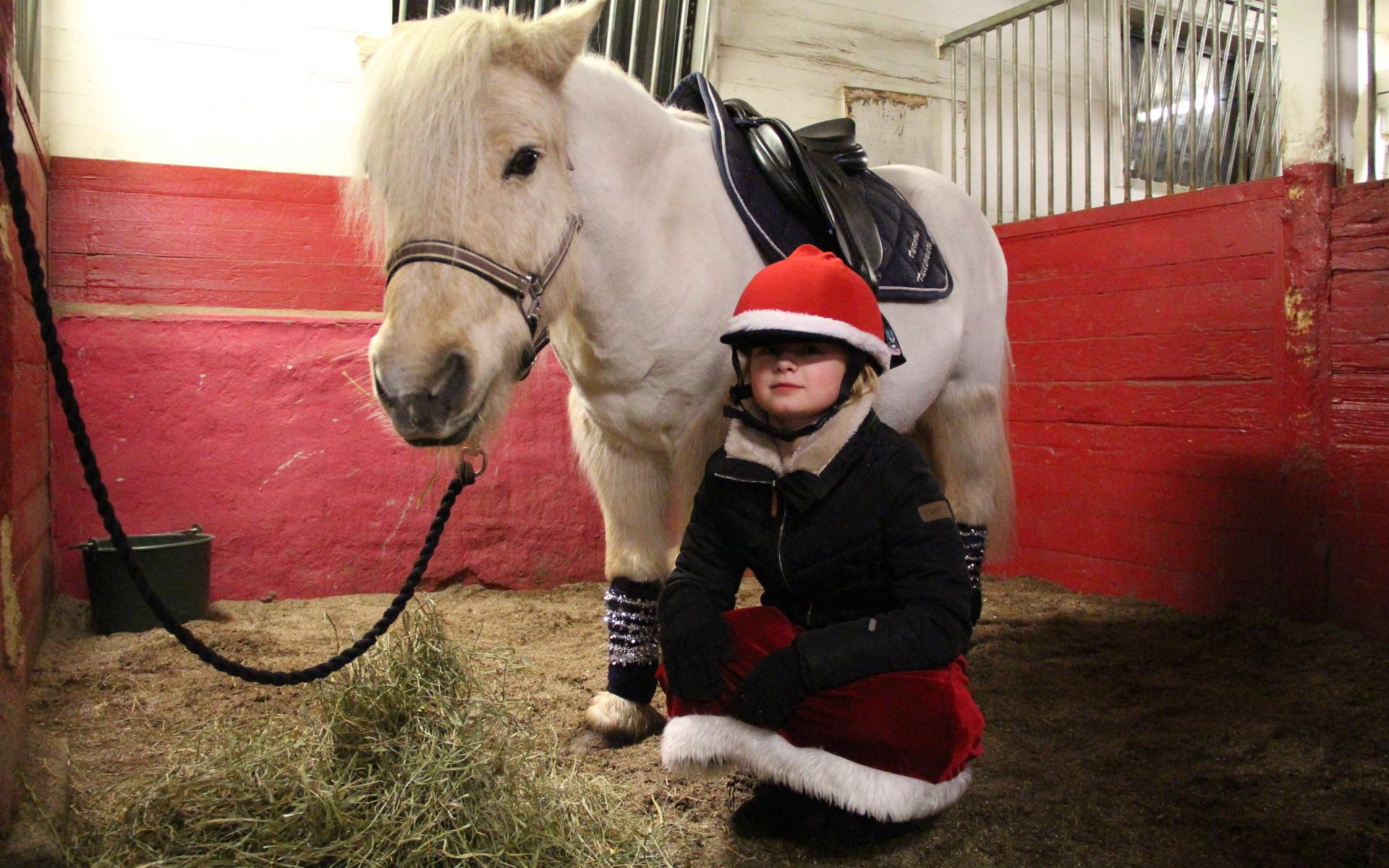 Aurora Audemard, nio år, med ponnyn Isak, ska rida i luciatåget för första gången. 