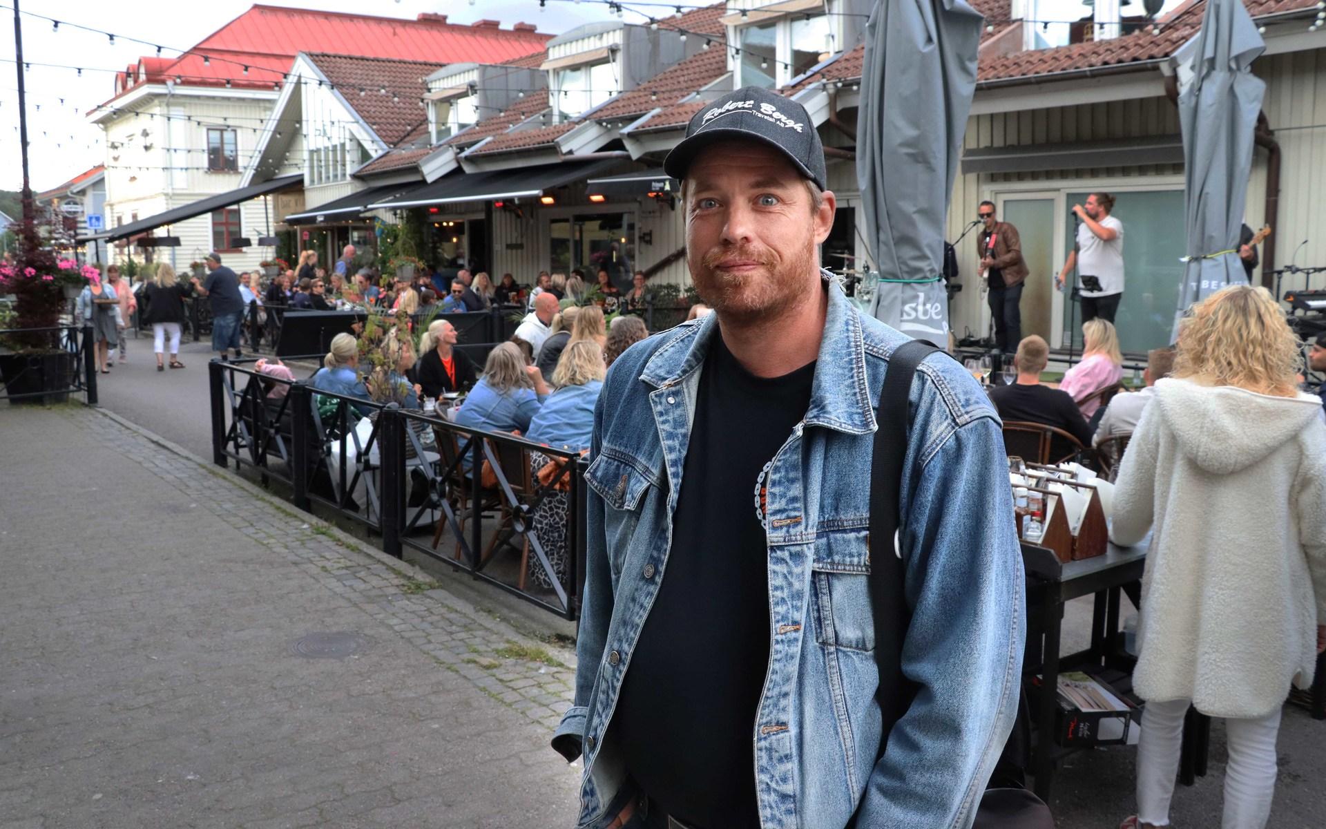 Robert Johnsson hade rest upp från Väröbacka för att se och lyssna på bandet. ”De är bra på att fånga publiken,” säger han. 