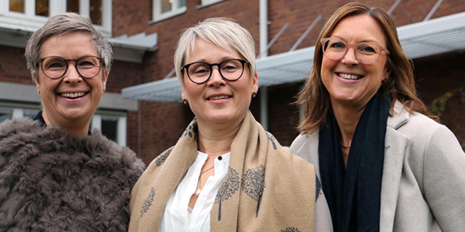 Barnmorskorna Therese Ledsby, Sara Bergstrand Karlsson och Kamilla Jönsson blev årets medarbetare i regionen. Pressbild.