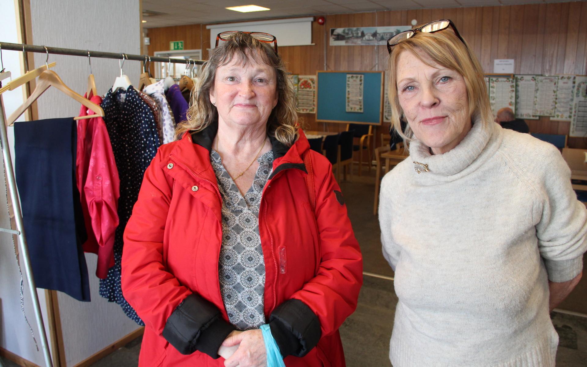 Vännerna Yvonne Johansson och Annica Larsson känner varandra sedan skoltiden i Älvsåker. Annica har dessutom hand om textilsamlingen på museet-