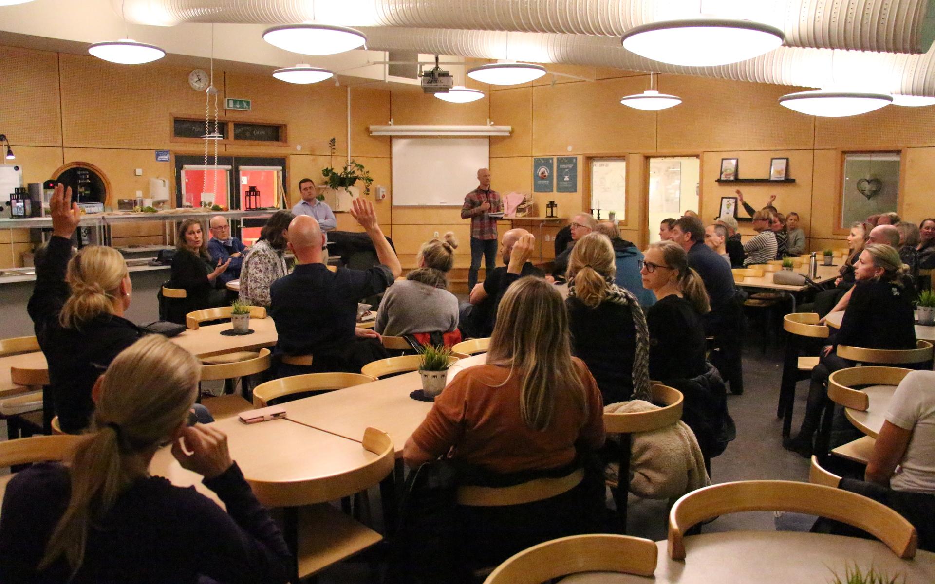 Bild från mötet med föräldrar och politiker på Åsa Gårdsskola.