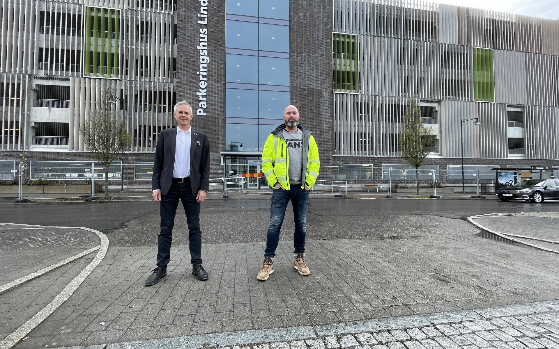Fredrik Hansson och Henric Alike framför nya p-huset.