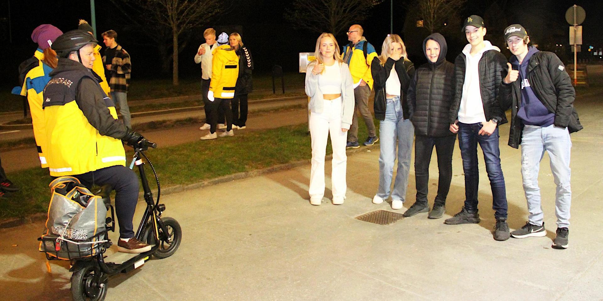 Felicia Hansson, Eva Gyllenhammar, Frank Björkvall, Robert Jirehammar och Oliver Lökkeberg träffar på nattvandrarna vid macken i Åsa.