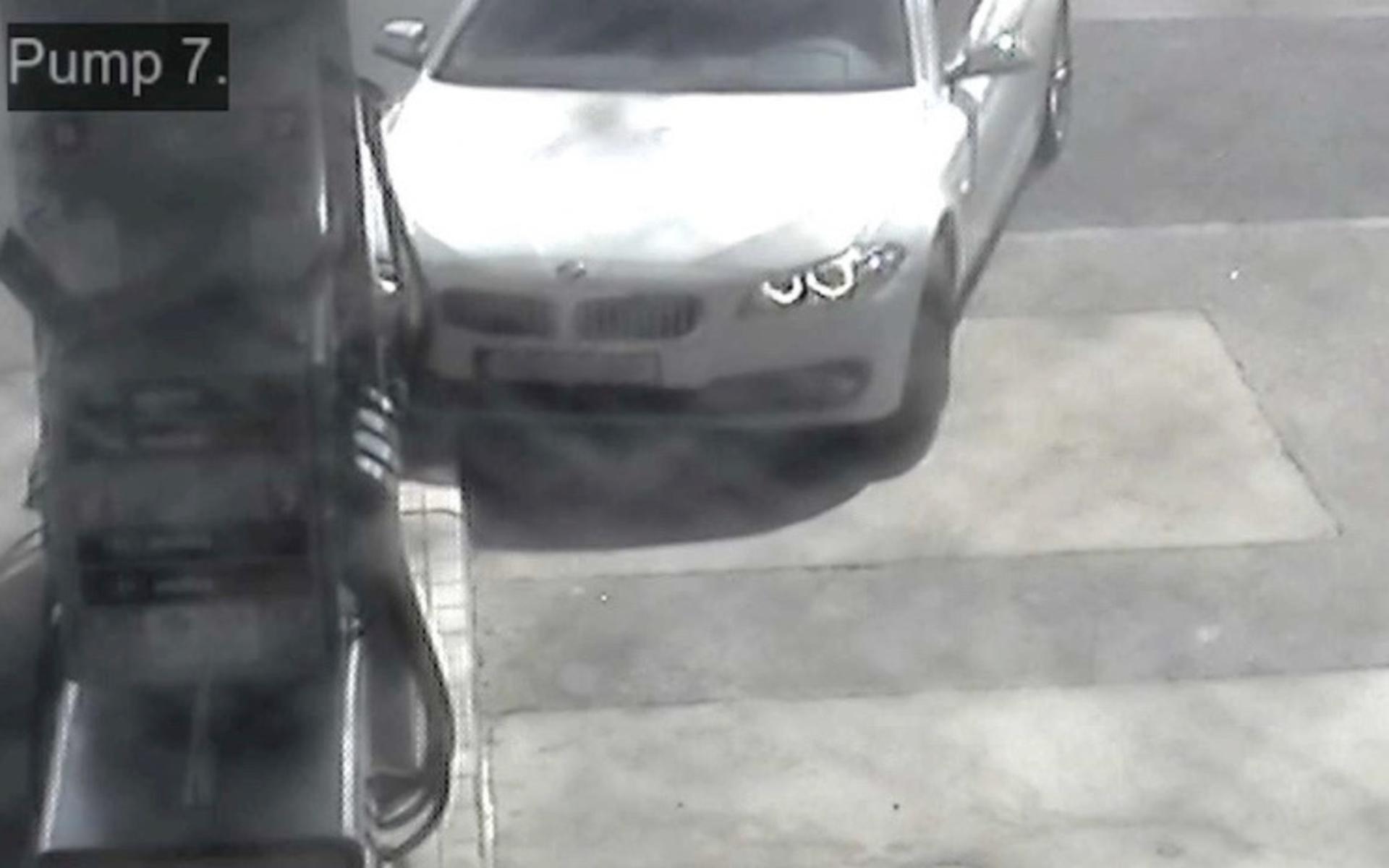 På övervakningsfilmen ses bilen köra upp på kanten två gånger. 