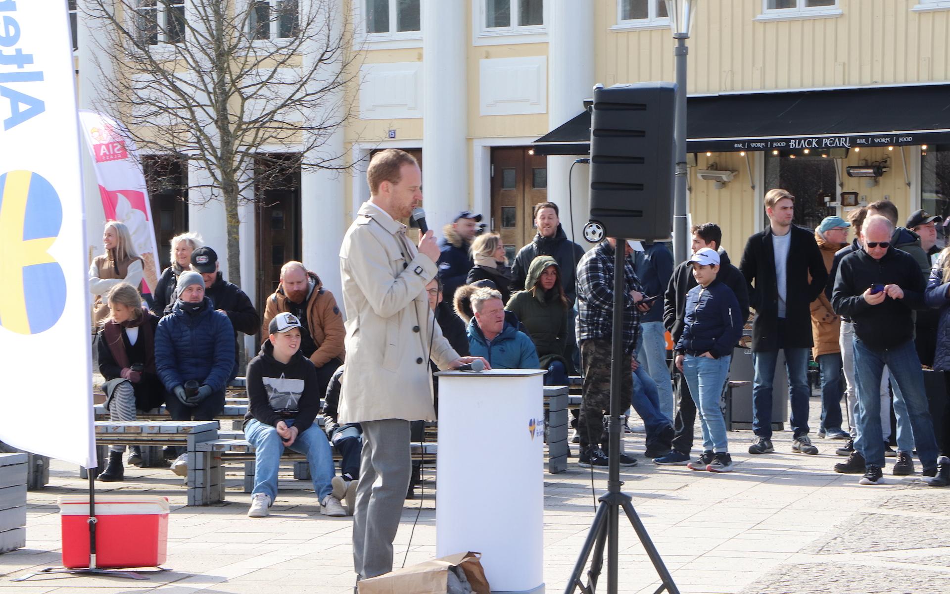 Alternativ för Sveriges partiledare Gustav Kasselstrand höll inledningstalet.