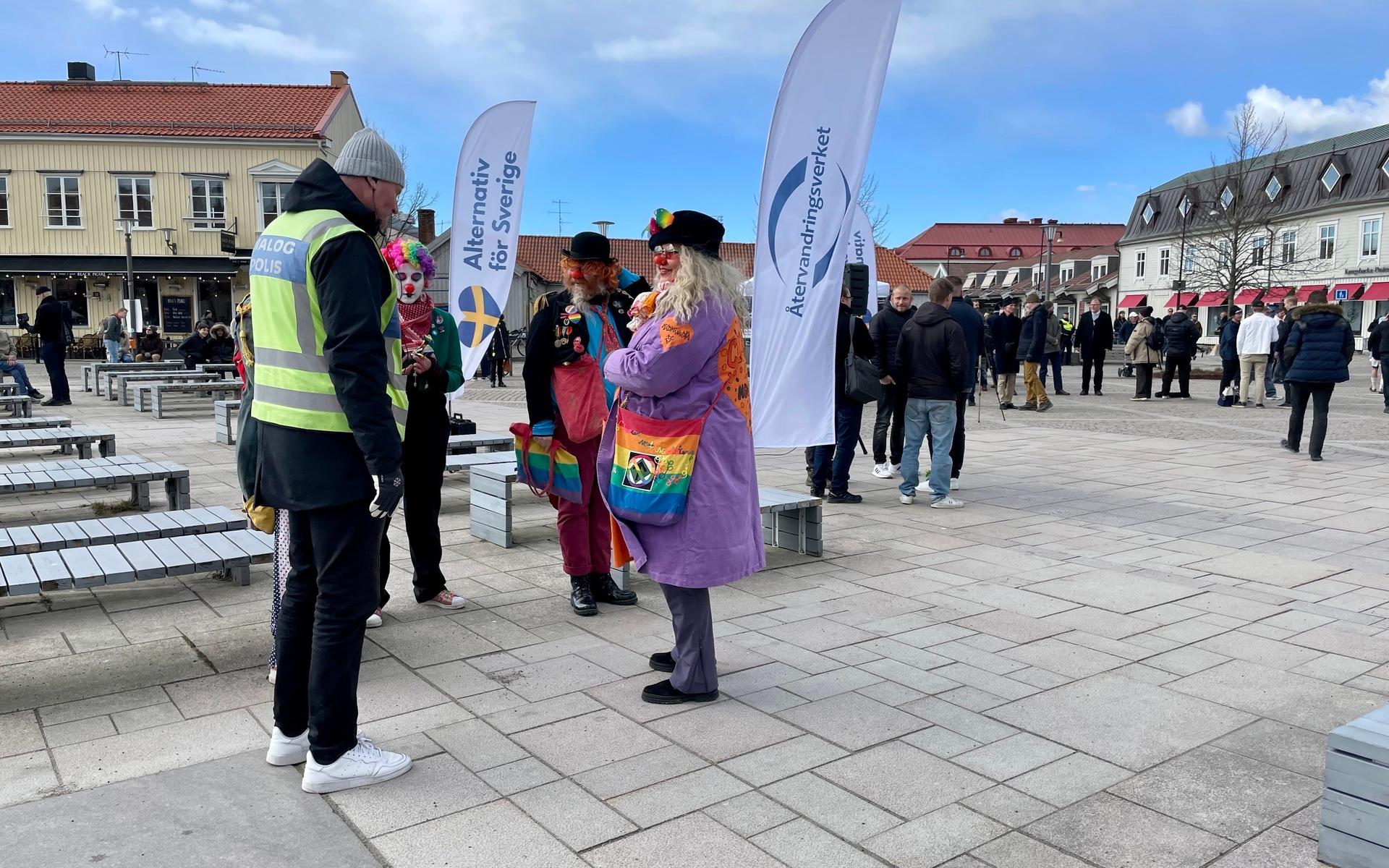 Alternativ för Sverige satsar på Kungsbacka. Clowner mot nazister demonstrerade mot partiet.