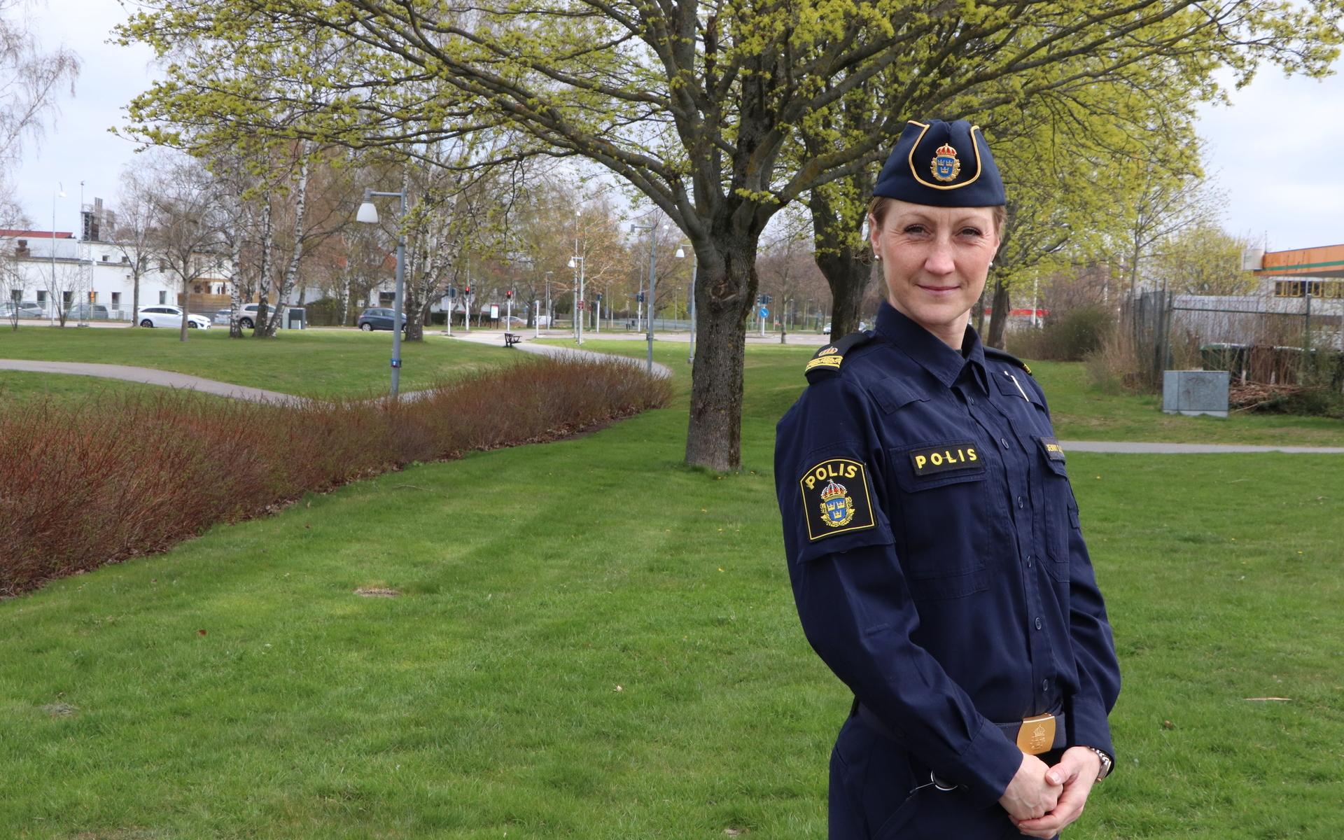 Jenny Sjöström, kommunpolis i Kungsbacka, bekräftar att pass som inte hämtas ut i tid hamnar i soppåsen. 