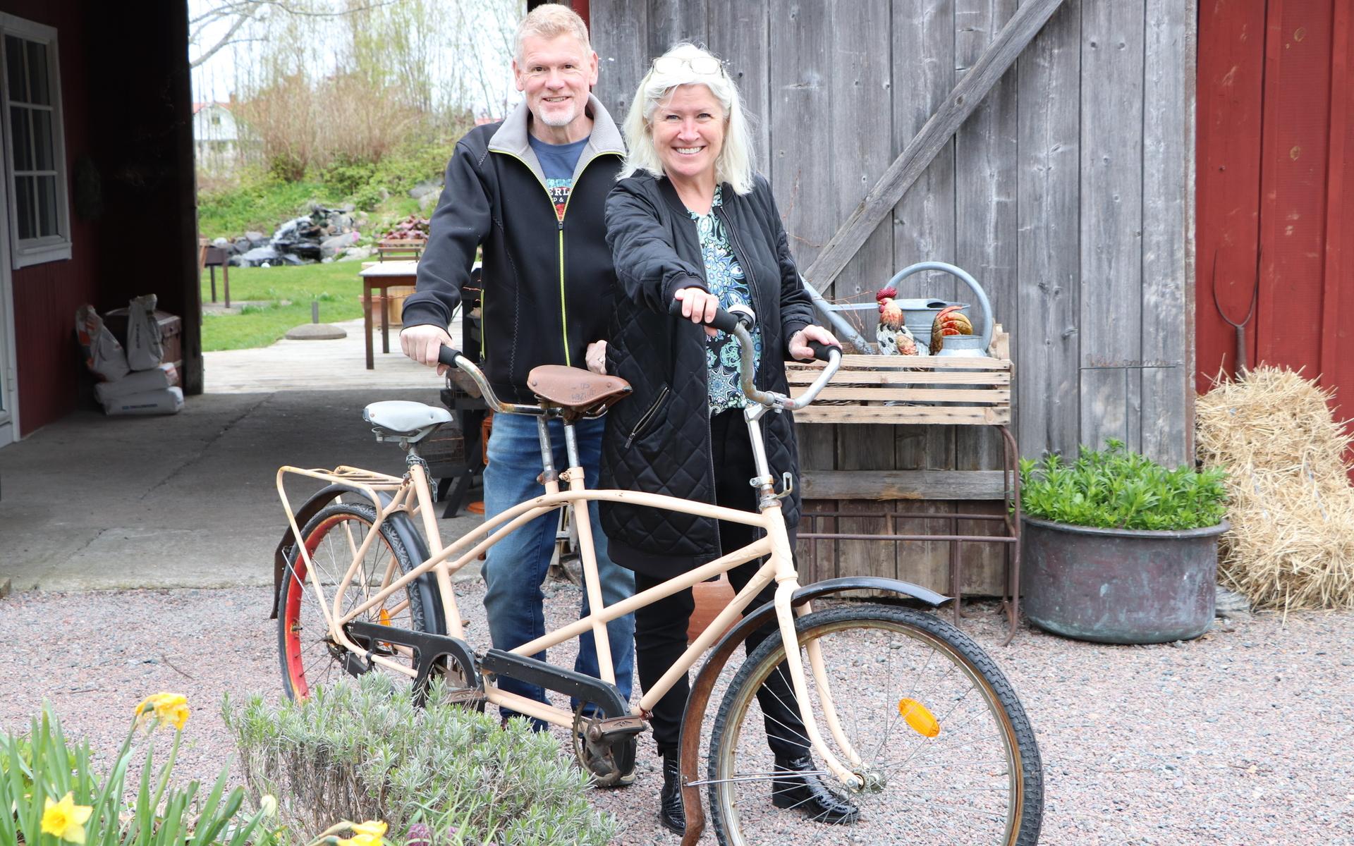 Patrik Karlsson och Marie Östh Karlsson har drivit Freadal i snart två år. Nu satsar de på något nytt och ska ha tre standup-föreställningar i höst.