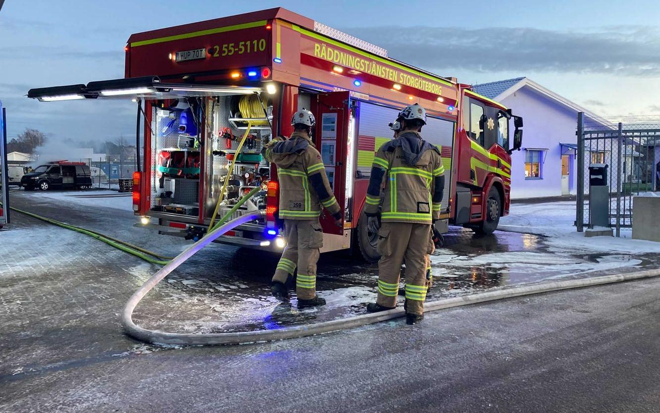 En minibuss började att brinna under onsdagseftermiddagen och branden spred sig till en intilliggande container.
