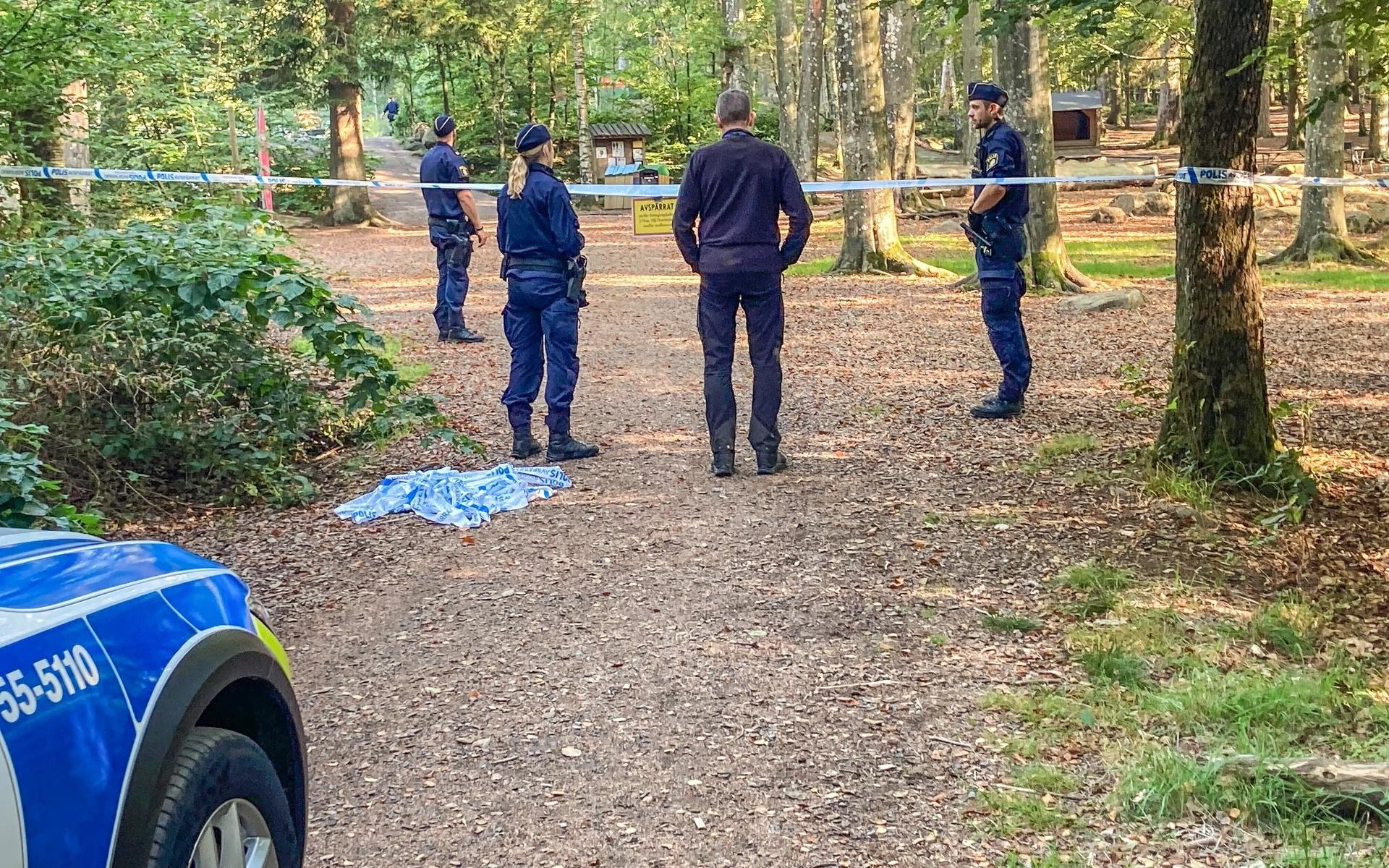 Polisen spärrade av området runt lekplatsen i Kungsbackaskogen.