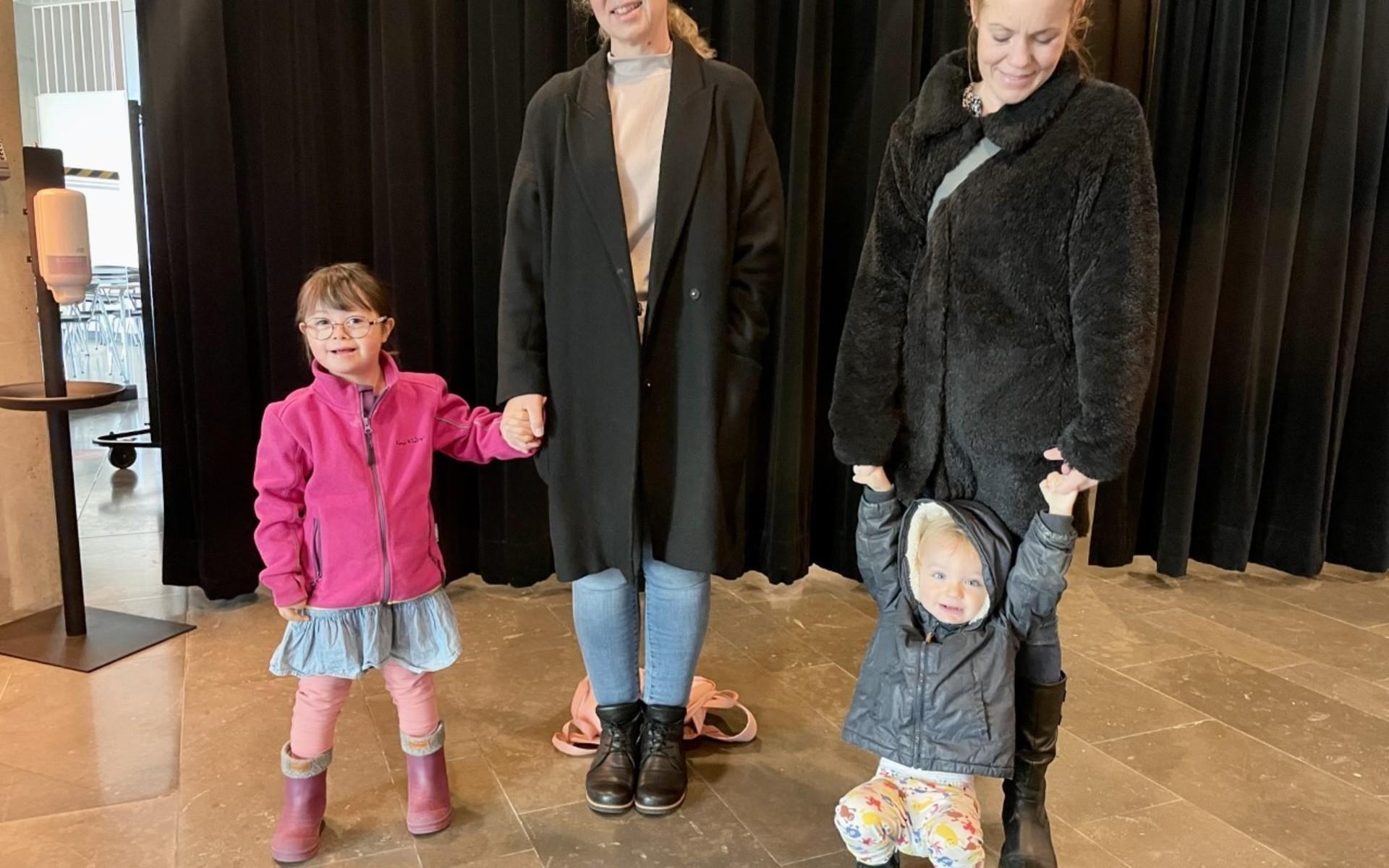 Iris, 6, har sett fram emot Babblarna. Hon och mamma Hanna träffade på 2-årige Olof och hans mamma Tove som testar teater tillsammans för första gången. 