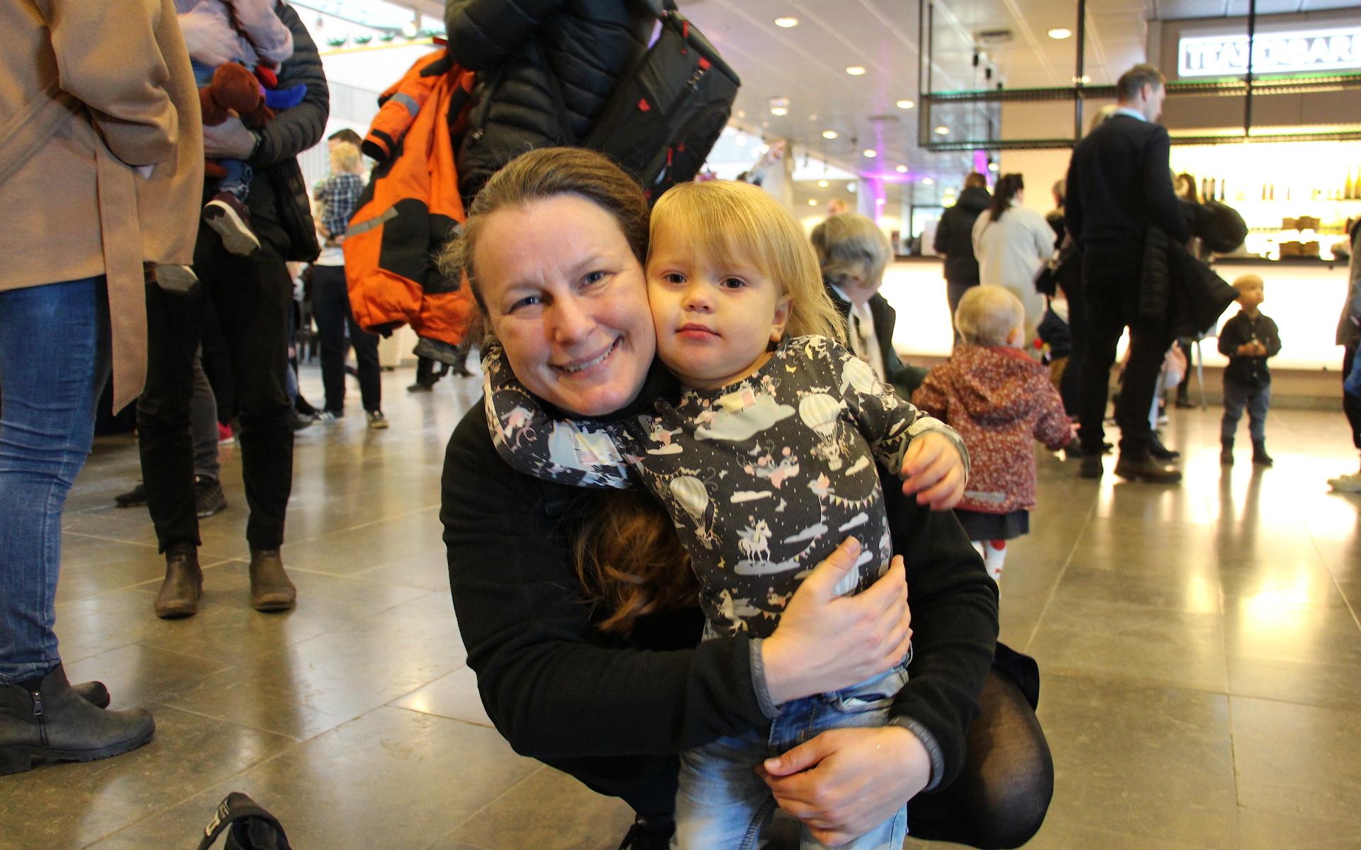 Sofie Sandell och dottern Wendela Falk Sandell, 2 år, har fått tag på biljetter i andra hand. ”Vi hade turen att få tag på biljetter i sista stund”. 