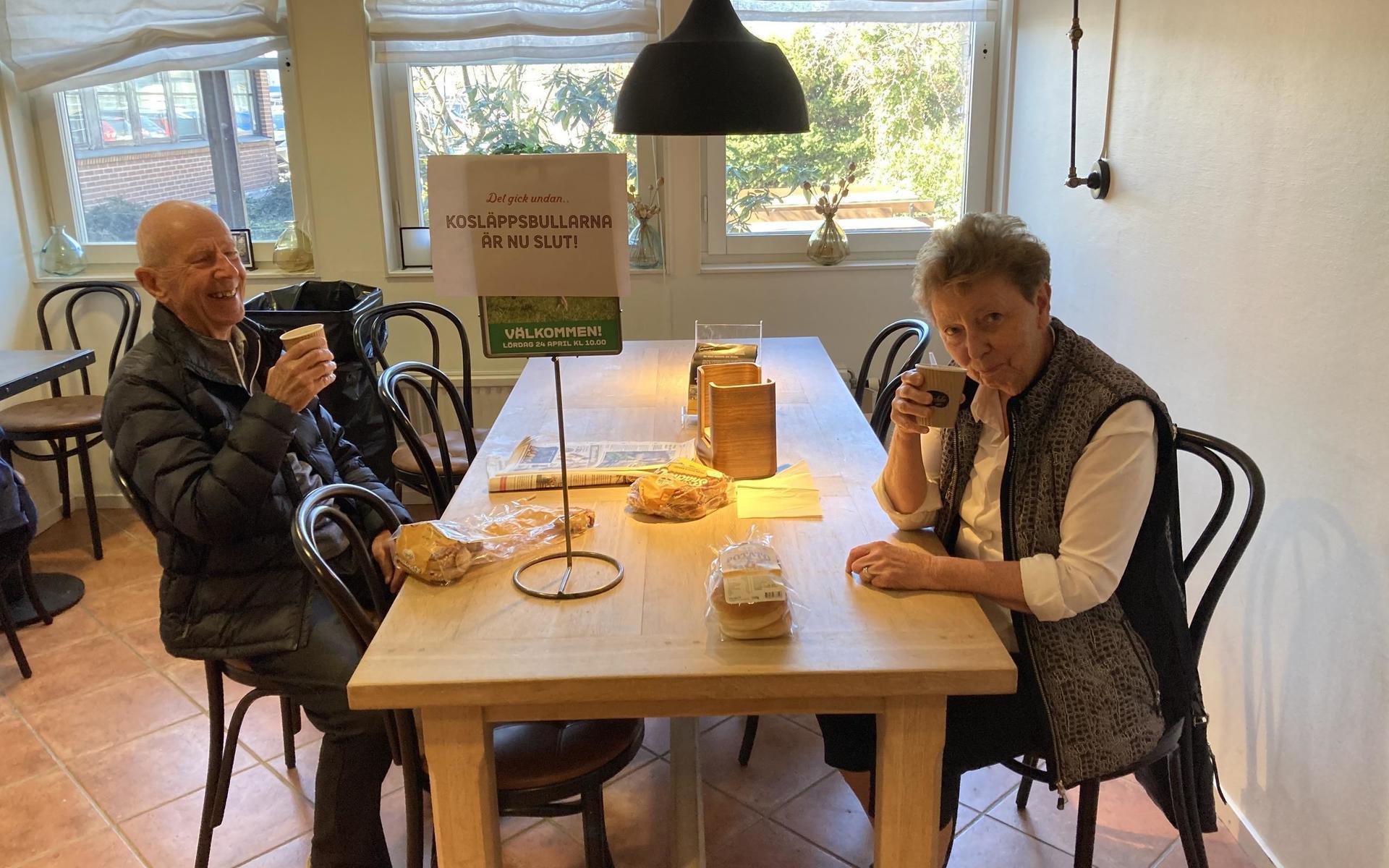 Rolf och Gun Jarnestål åker gärna från Anneberg till Dahls bageri i Åbro. De blev utan gratisbullar.
