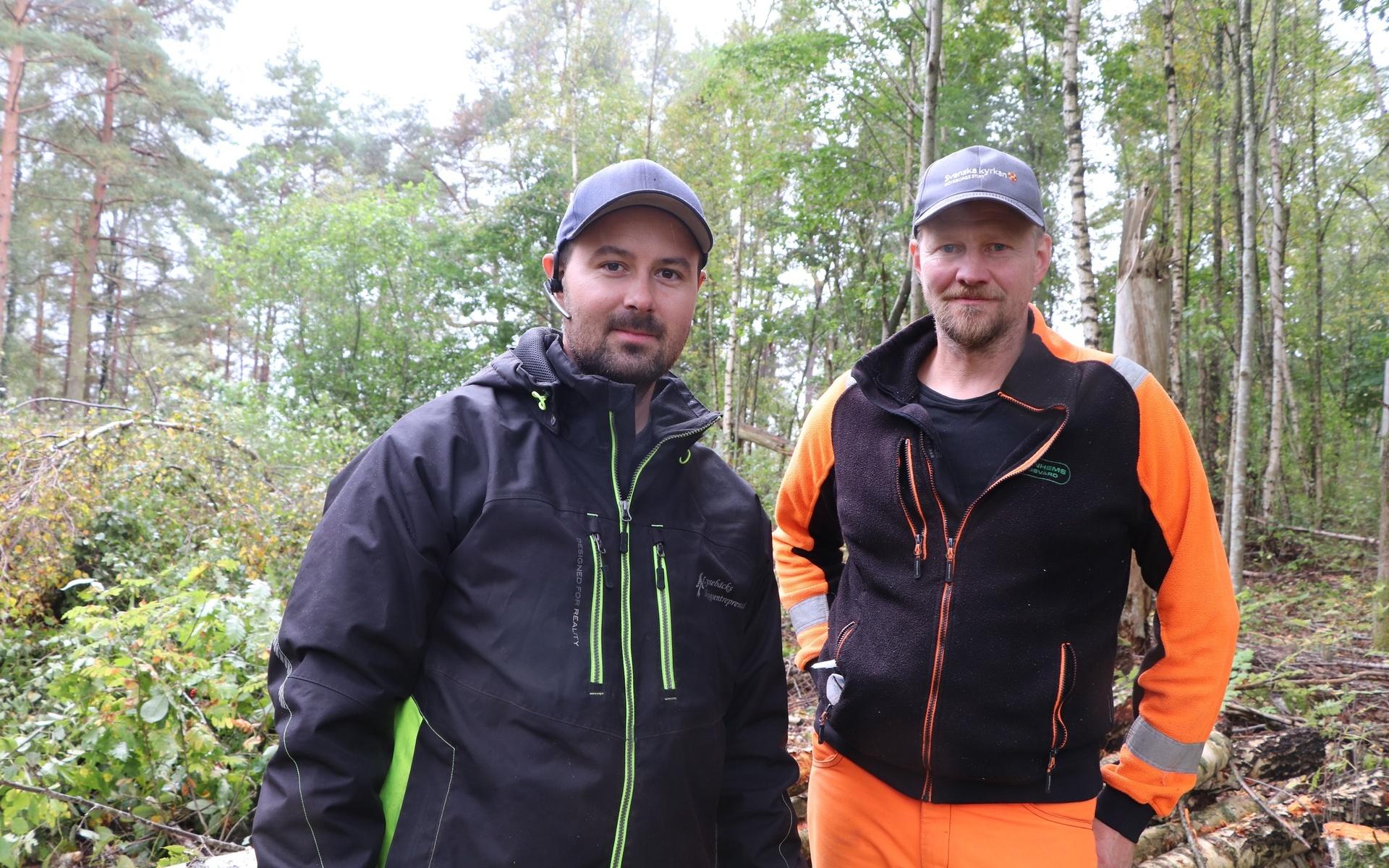 Filip Johansson och Lennart Bodenhem är kyrkans entreprenörer på plats i skogen. 