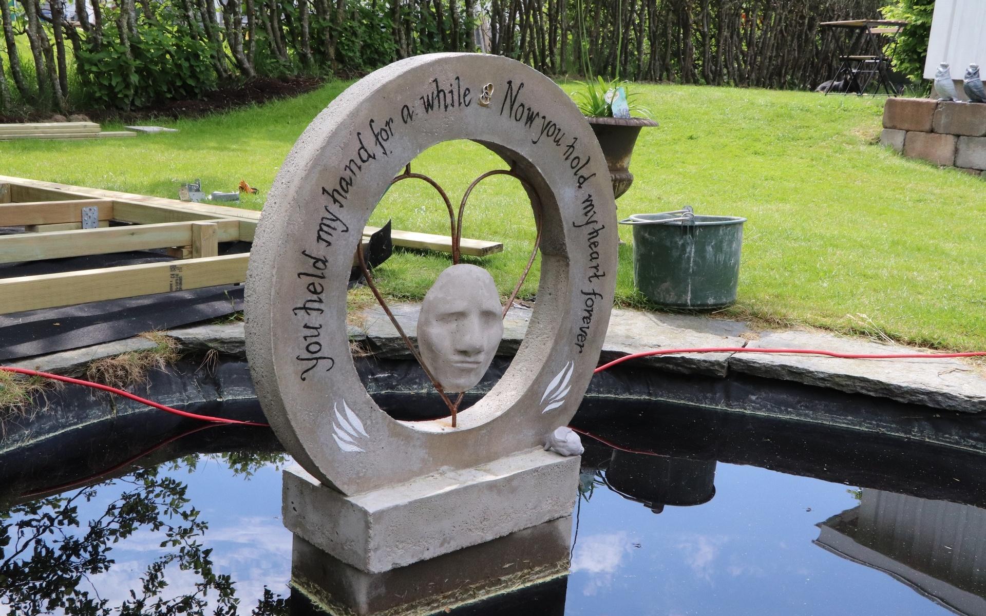 I trädgården står Mathias minnesmärke. 