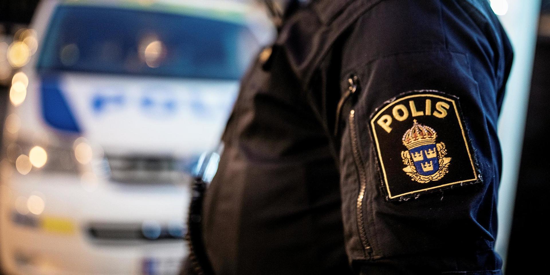 Polisen upptäckte en skadad man när de patrullerade i centrala Kungsbacka natten till söndagen.