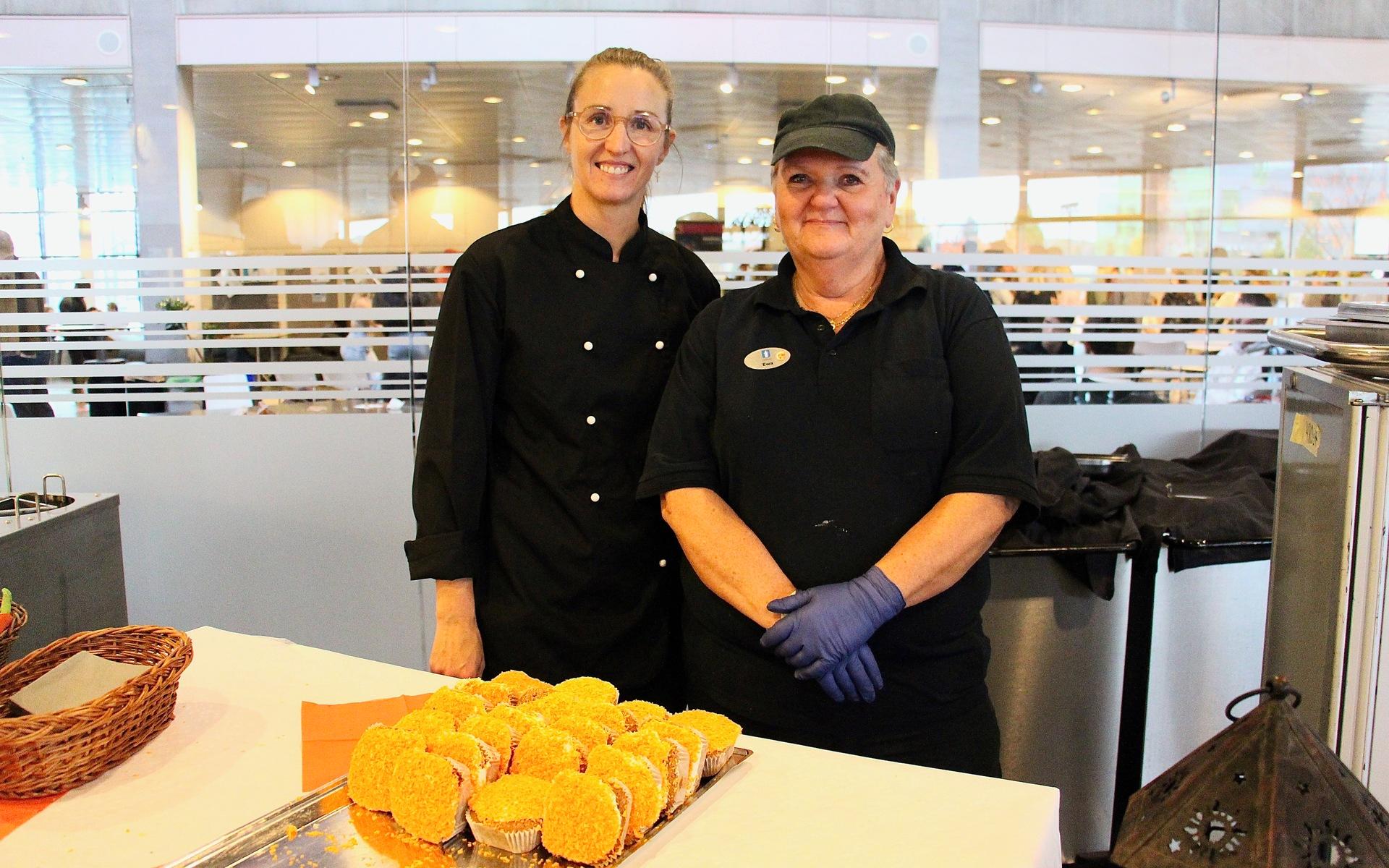 ”Knappt några elever slängde någon mat under dagen”, säger Lisa Widing, restaurangchef. Här är hon och Ewa Hellgren, måltidsbiträde vid efterrätten för dagen, en morotskaka.