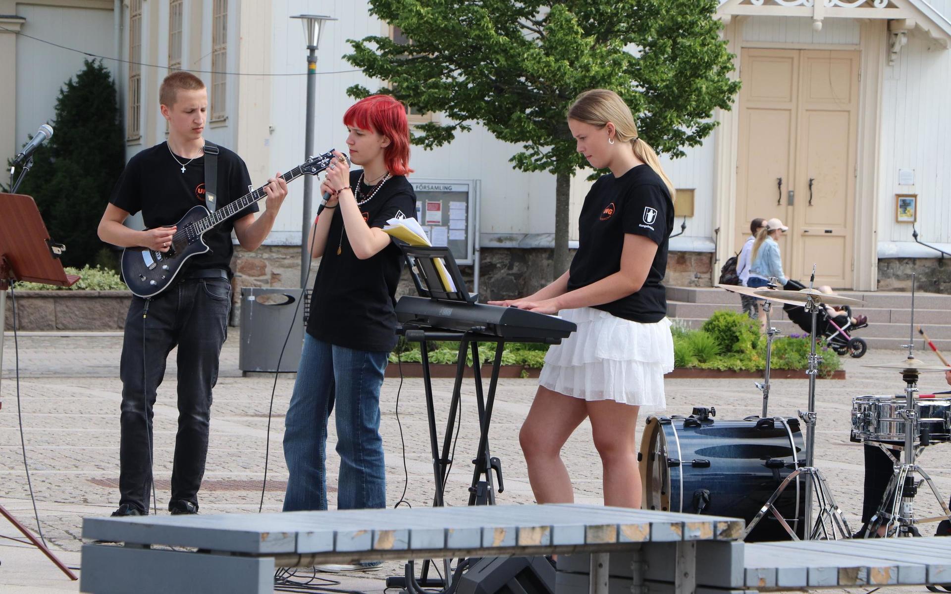 Alvin Roths, Tindra Magnusson och Ebba Hjälp spelar musik för Kungsbackas invånare. 