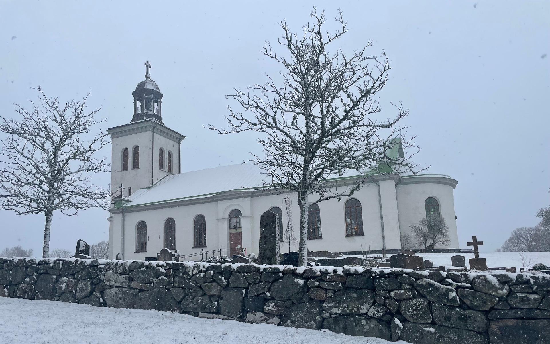 Tölö kyrka i vinterskrud – en onsdag i april. 