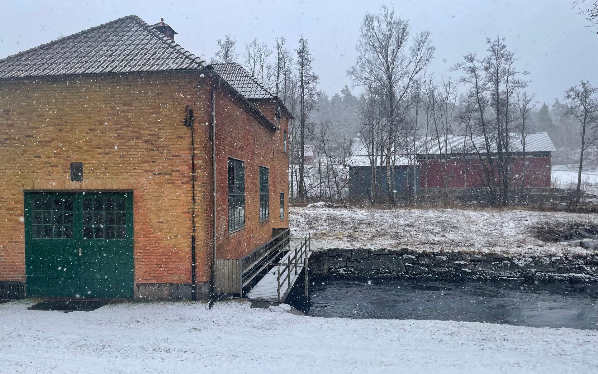 Onsdagens snöfall höll sig även över Ålgårda kraftverk på onsdagen. 