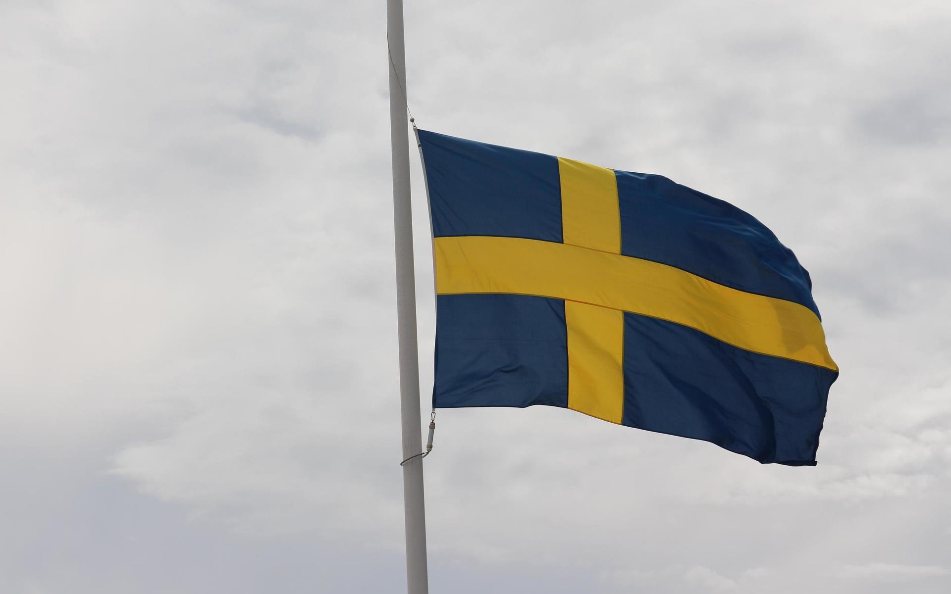 Hela Sveriges poliskår har flaggan på halvstång.