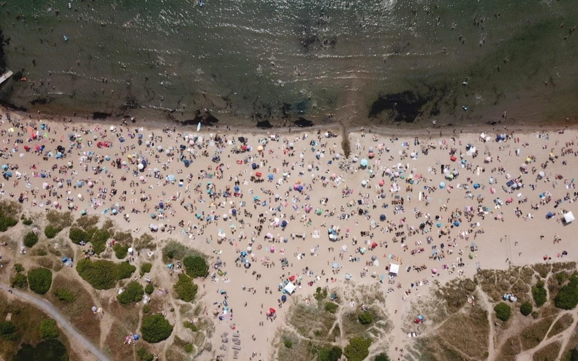 I lördags var det många badsugna som lockades till Vita Sand.