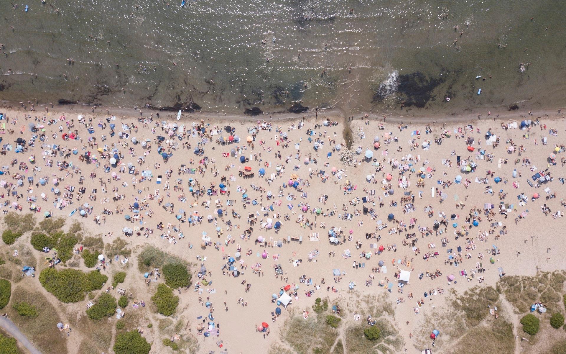Drönarbilder från i lördags då många lockades till stranden.