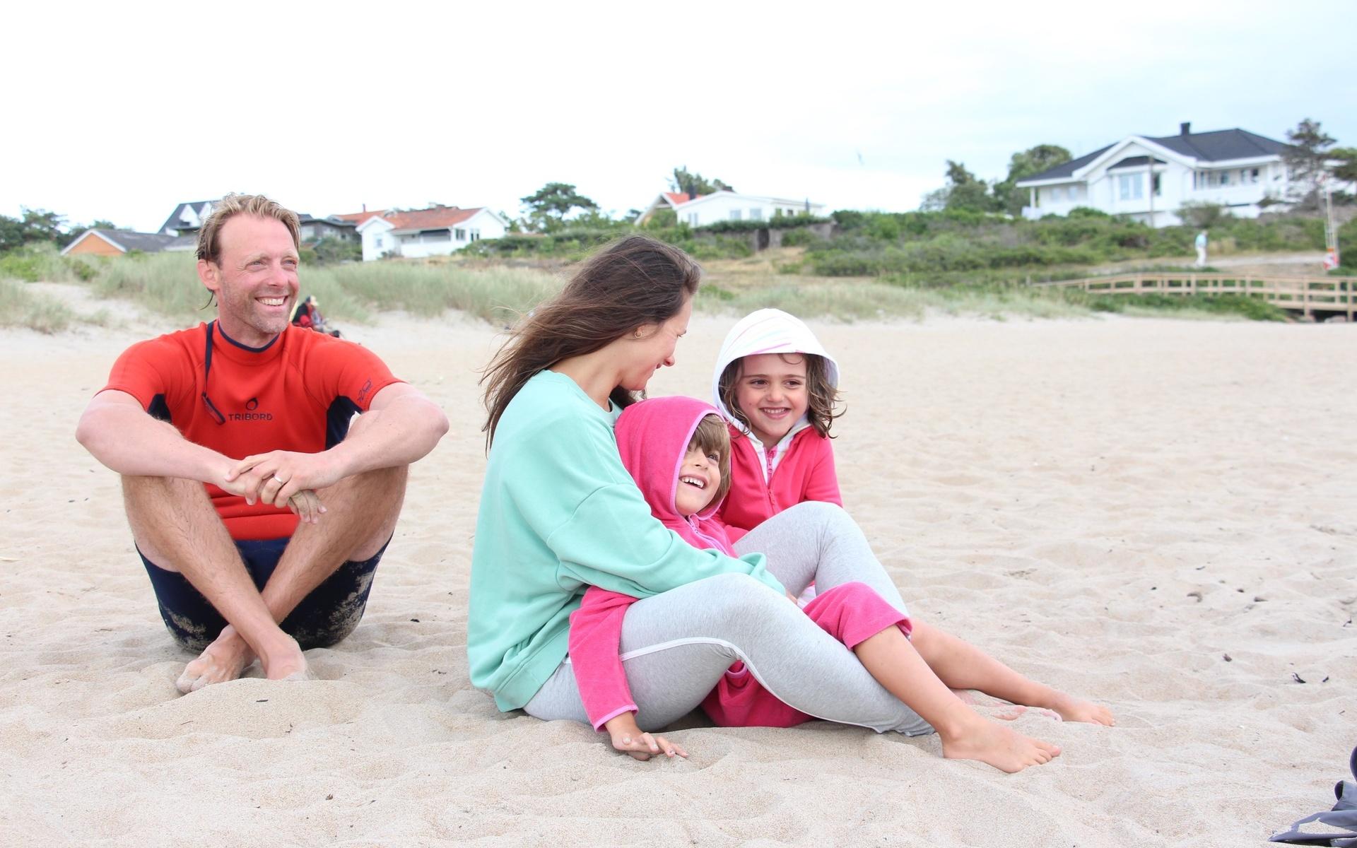 Joakim, Christine och tvillingarna Spencer och Florian Pihl från Åsa njuter av en nästan tom strand.