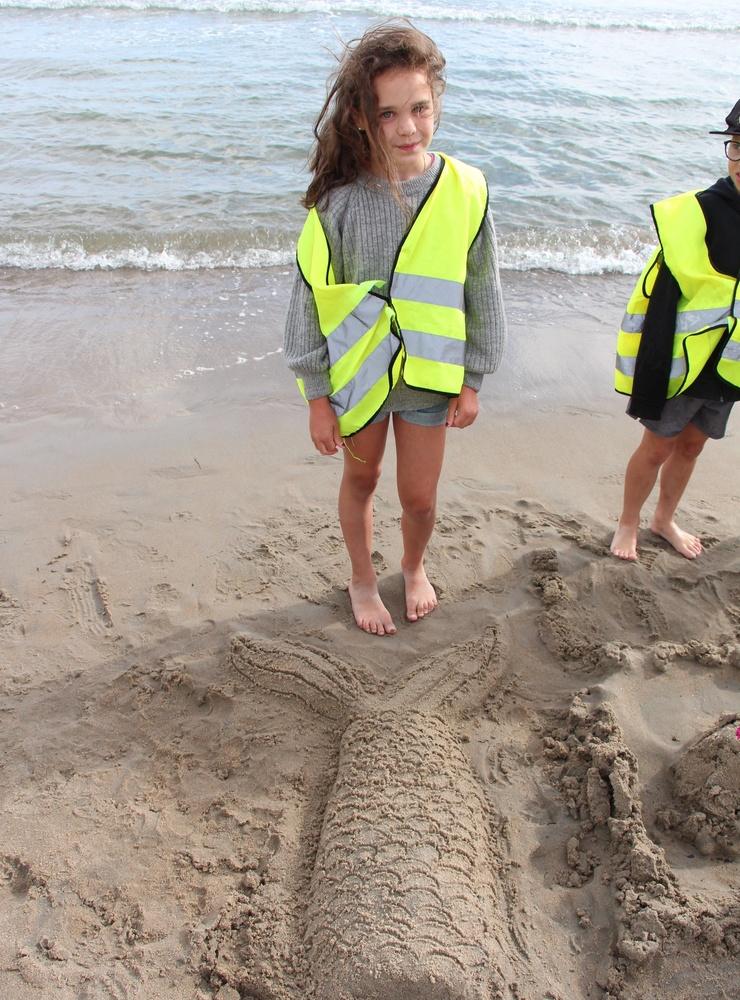 Savannah Wootton, nio år, från Vårgårda är på semester i Åsa och har badat flera gånger i havet. Under söndagen är hon med på en tävling i att göra skulpturer i sand och hon vann första pris med sin sjöjungfrufena.