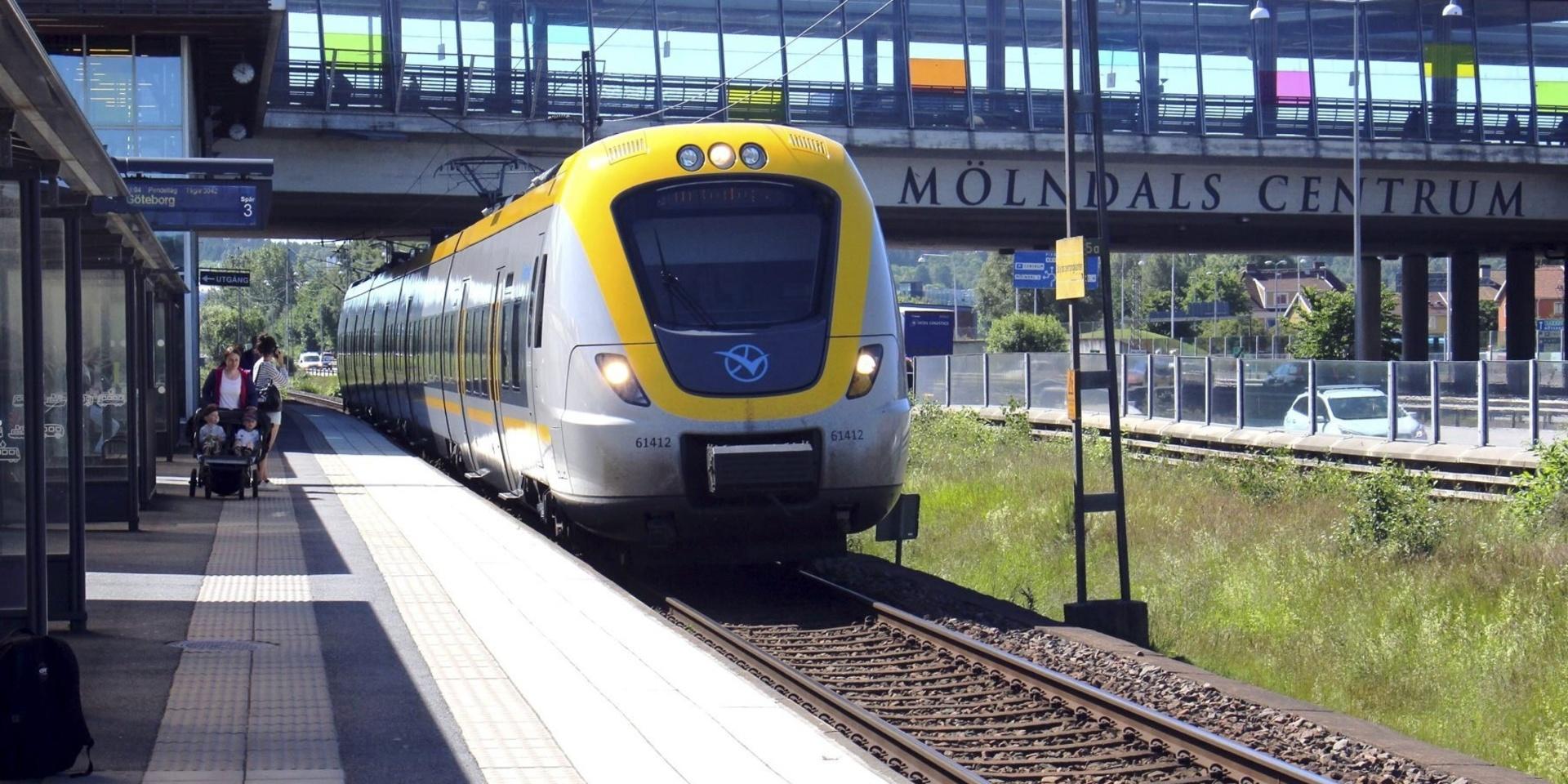 Ett tåg på Kungsbackapendeln vid Mölndals station