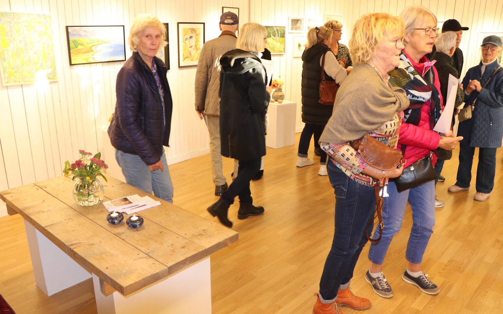 På Galleri Hjertstedska ställde 40 konstnärer ut sina alster.
