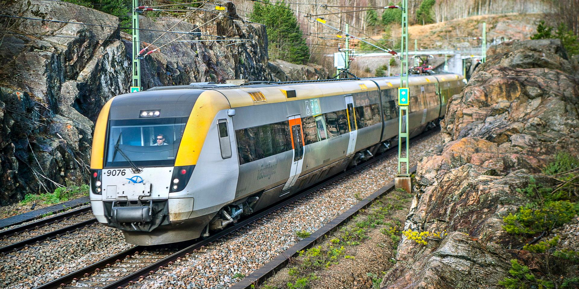 Det är flera inställda avgångar och följdförseningar i tågtrafiken mellan Kungsbacka och Göteborg. 