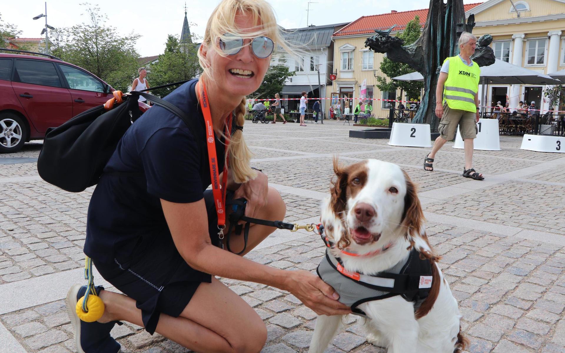Joanna Sjöö är hundförare åt Sveriges första doipinghund, Molly, som jobbade i målfållan under Kungsbackaloppet.
