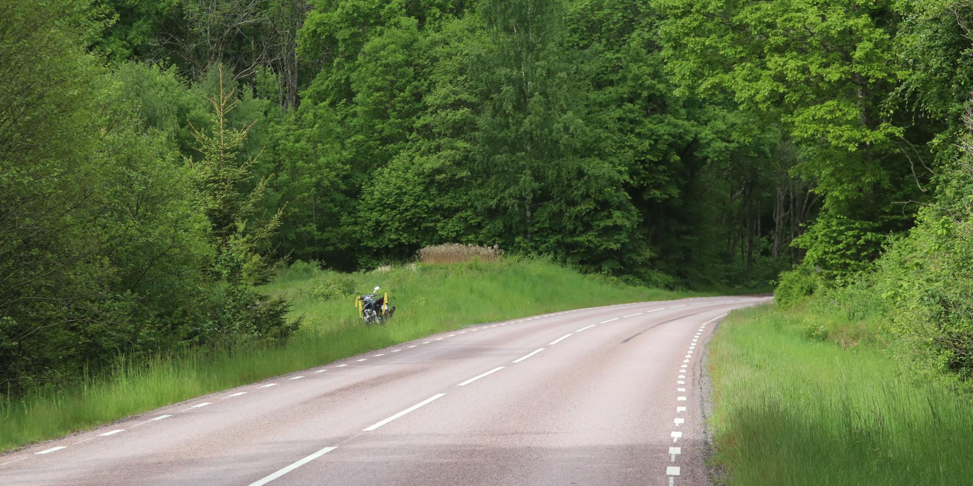 En motorcykelförare körde i diket utanför Fjärås på torsdagsmorgonen. Ungefär en timme efter larmet kom, kunde vägen öppna för trafik igen