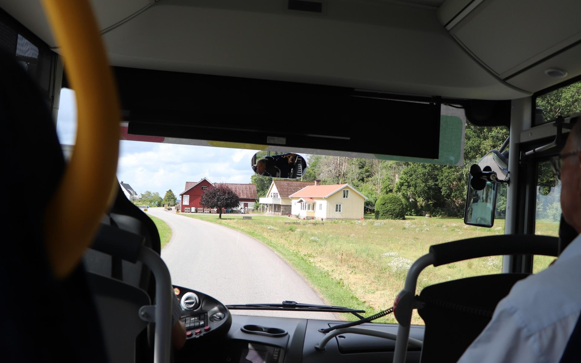 Bussen var snart framme vid Tjolöholm när den passerade pepparrotsodlingen, och Ingvar berättade självklart historien bakom pepparroten